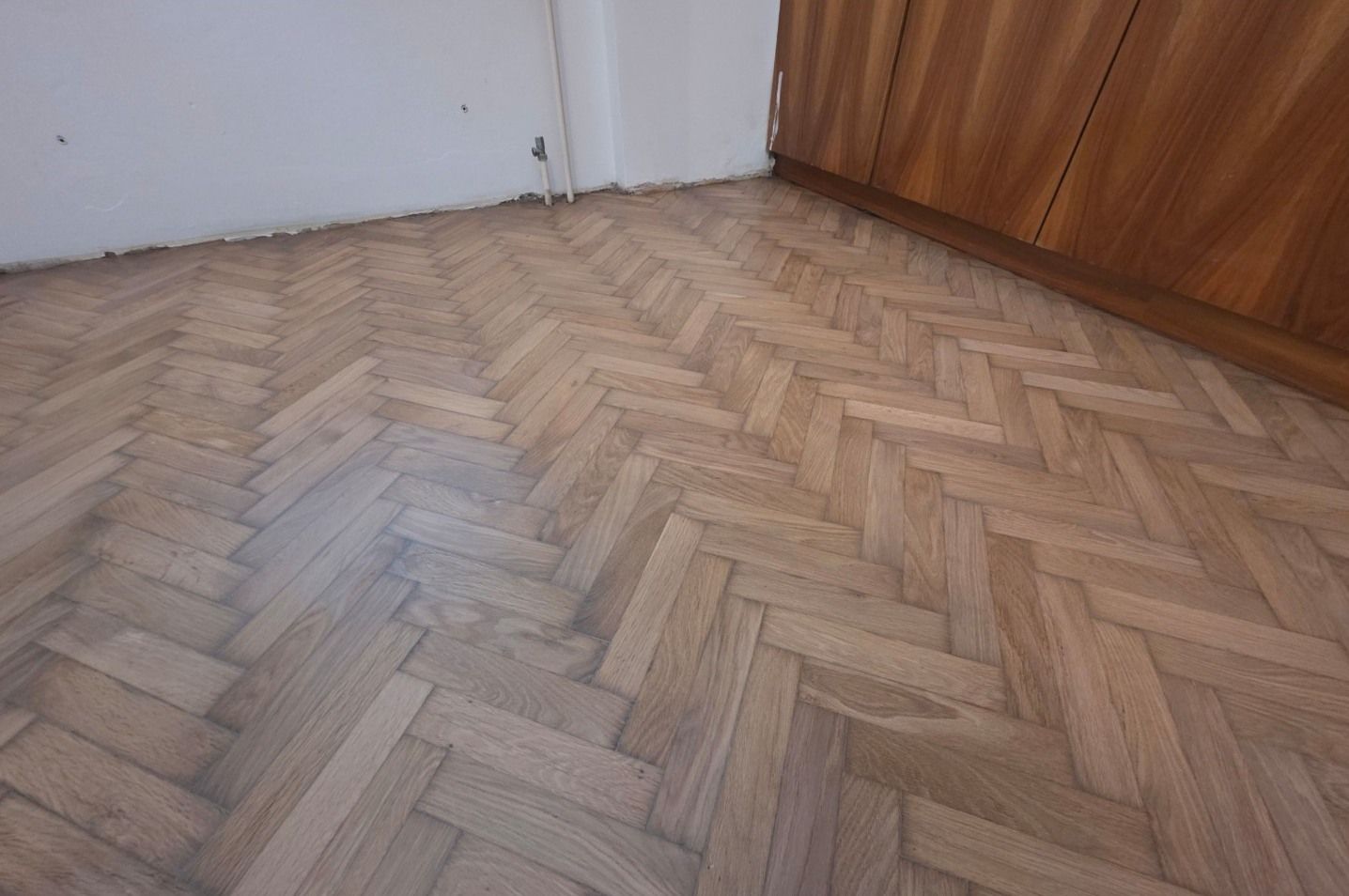 Hrastov parket v vzorcu ribje kosti po obnovi