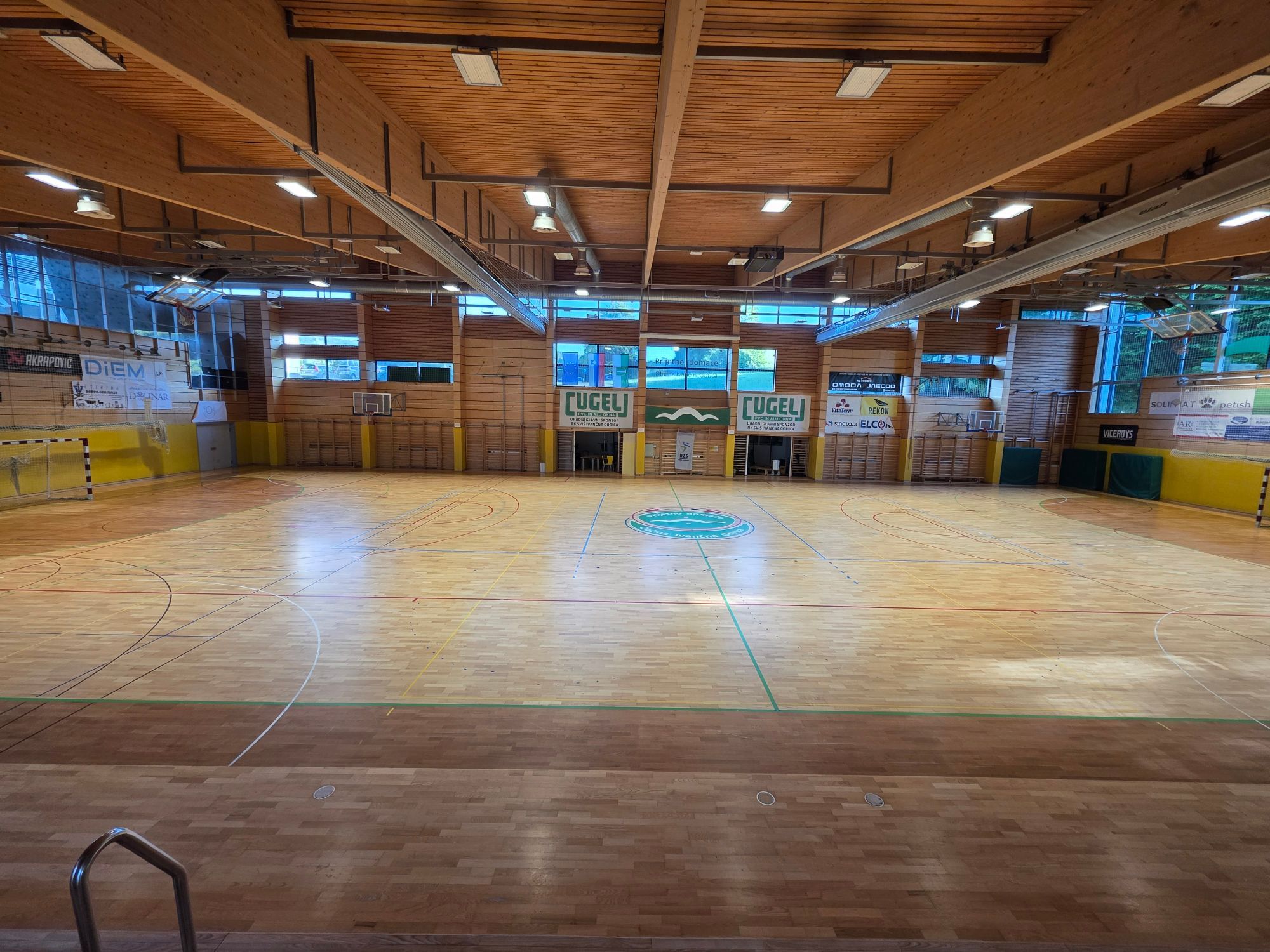 Športna dvorana v Ivančni Gorici po brušenju, lakiranju in novih talnih označbah